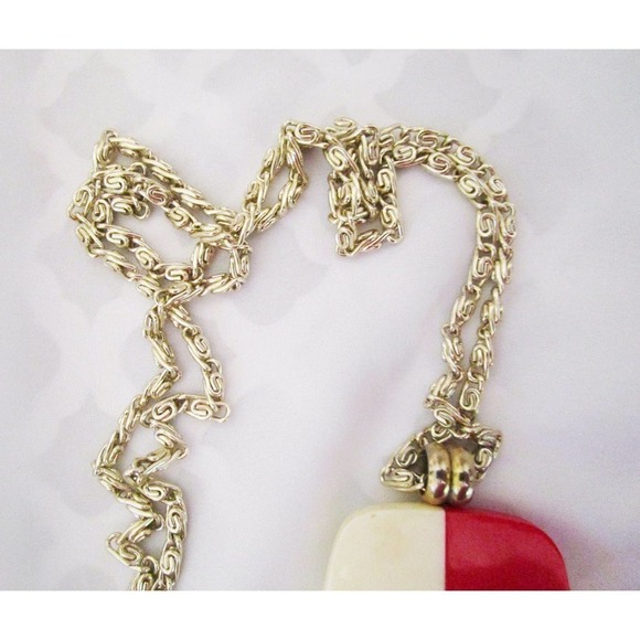 Bakelite Pendant Necklace, Vintage, Beautiful Red and White - Picture 7 of 7